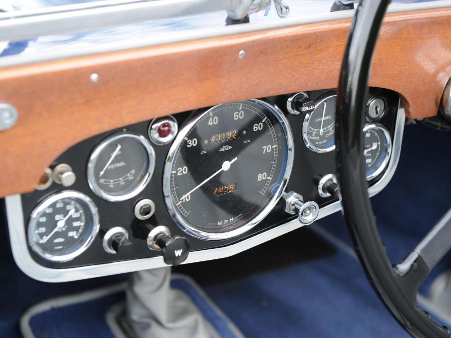 Панель приборов Riley 1&frac12;-Litre Kestrel Drophead Coupe 1935 года  (фото 7 из 7)